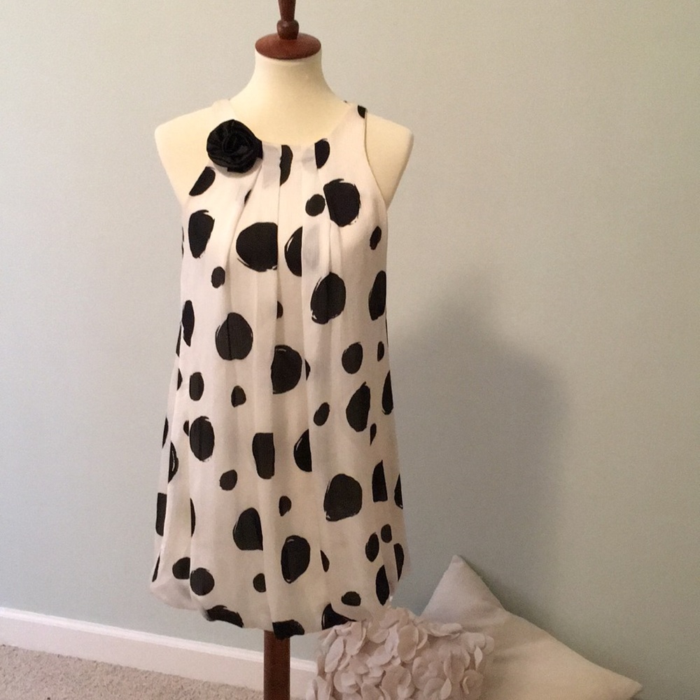 Sleeveless White/Black Dress